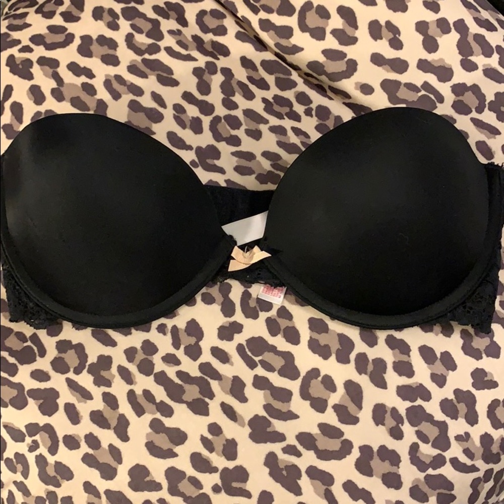Black strapless bra